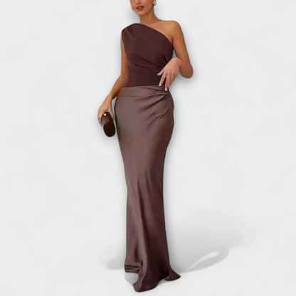 Elegantes Maxikleid mit einem Schulterträger und Falten